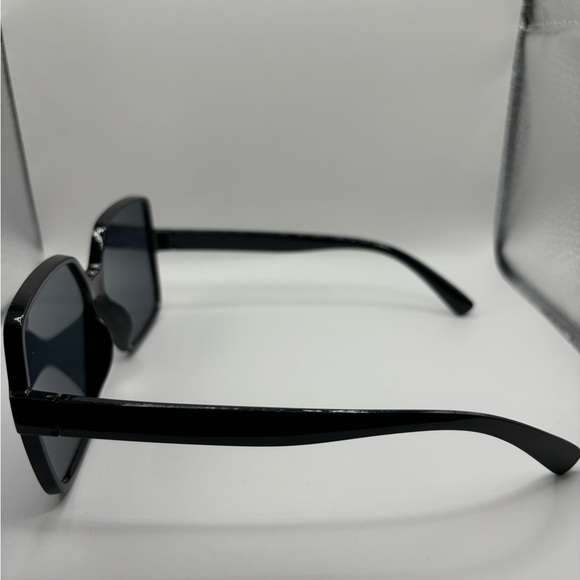 Black Square Oversized Sunglasses - Picture 5 of 5